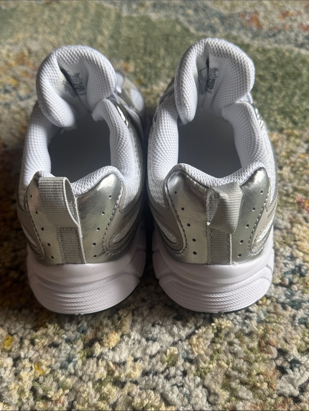 NIKE V5 RNR BOYS TENNIS SHOES IN SZ 3Y…WORN ONCE…LIKE NEW! WHITE/VAST GREY! - Picture 4 of 6